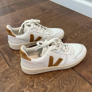Veja womens size 10